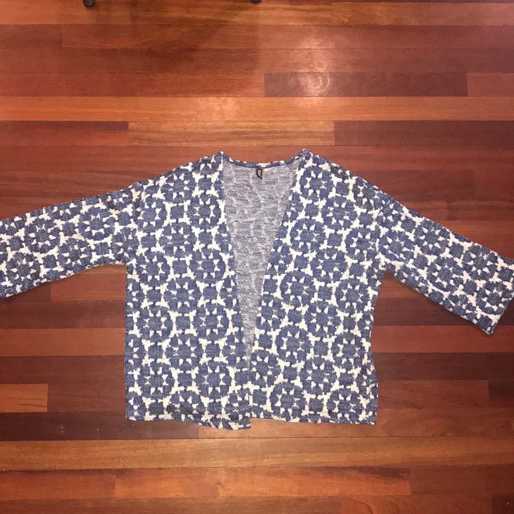 White & blue sweater with 3/4 length sleeves